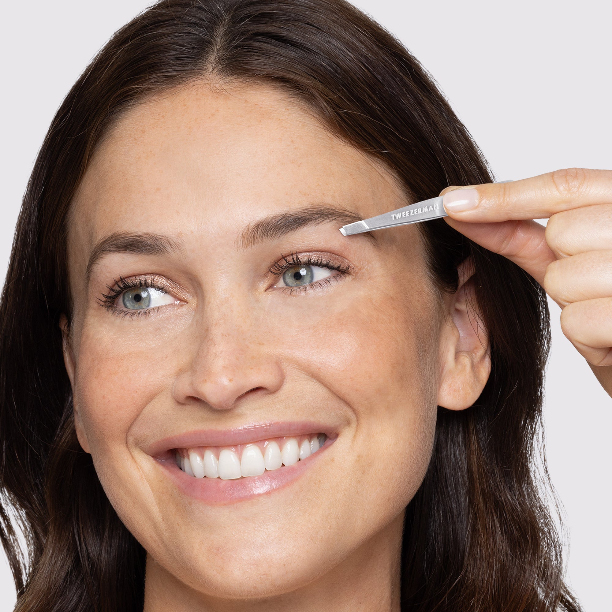 MODEL USING Mini Tweezer Set on brows