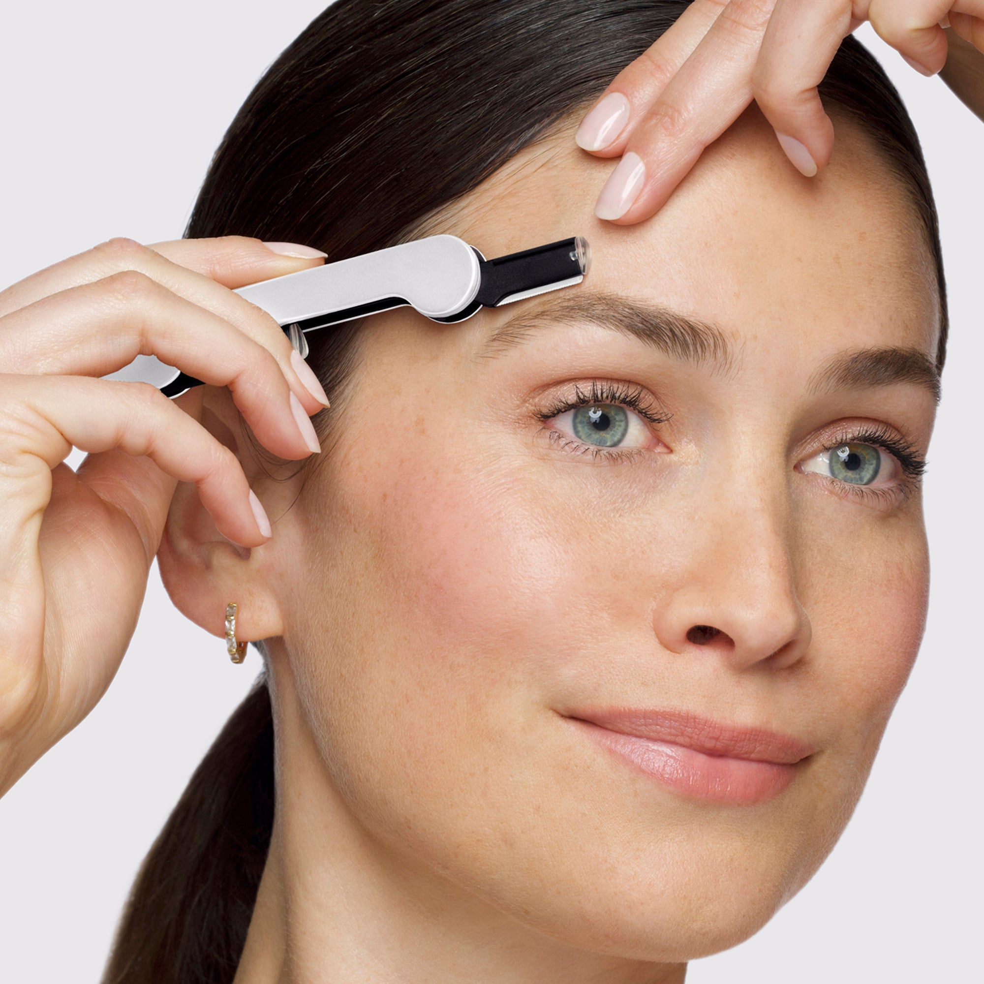 Model using Brow &amp; Facial Grooming Set&#39;s Adjustable Facial Razor