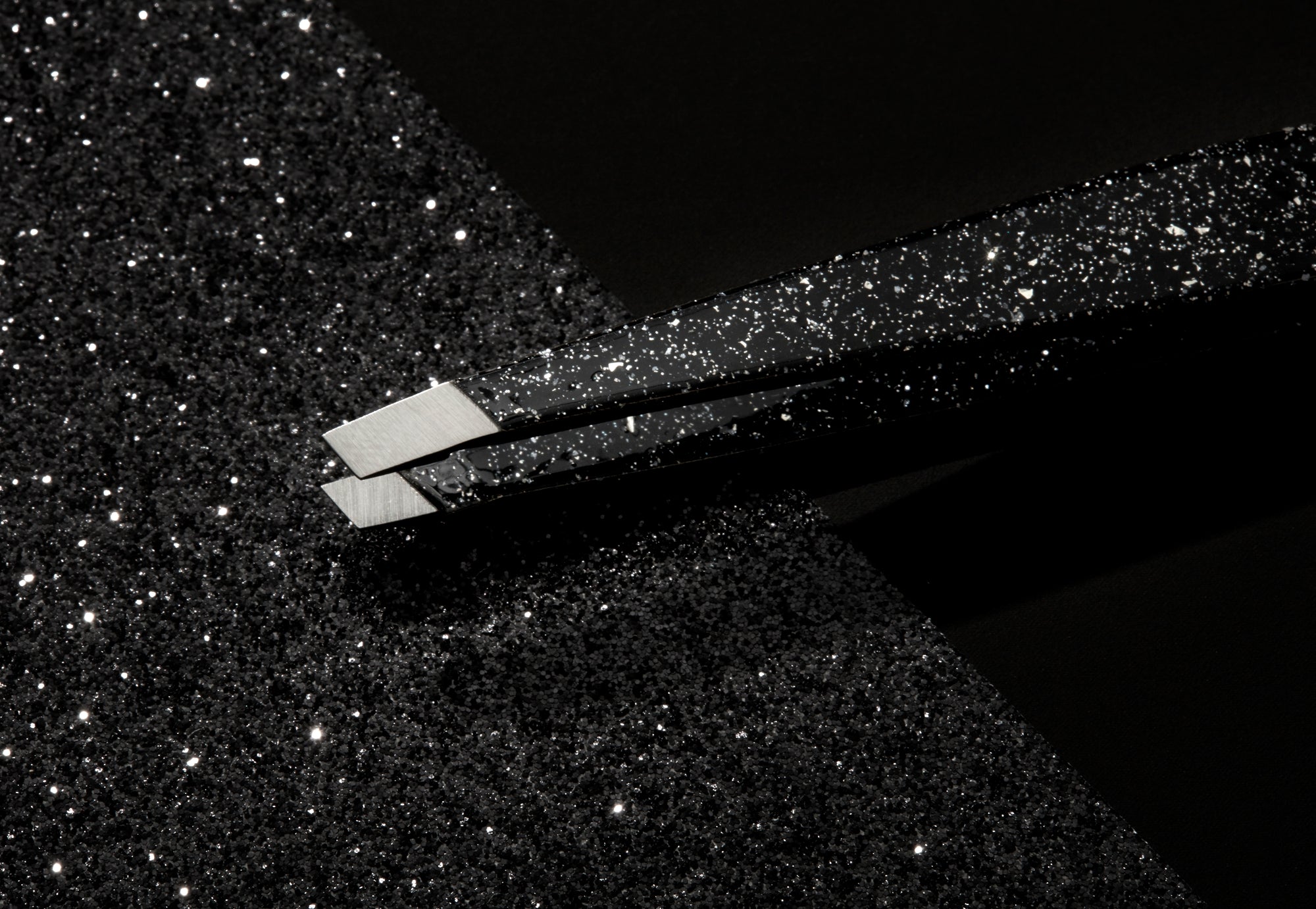 5 tips of Dusted Onyx Black with Glitter Slant Tweezer