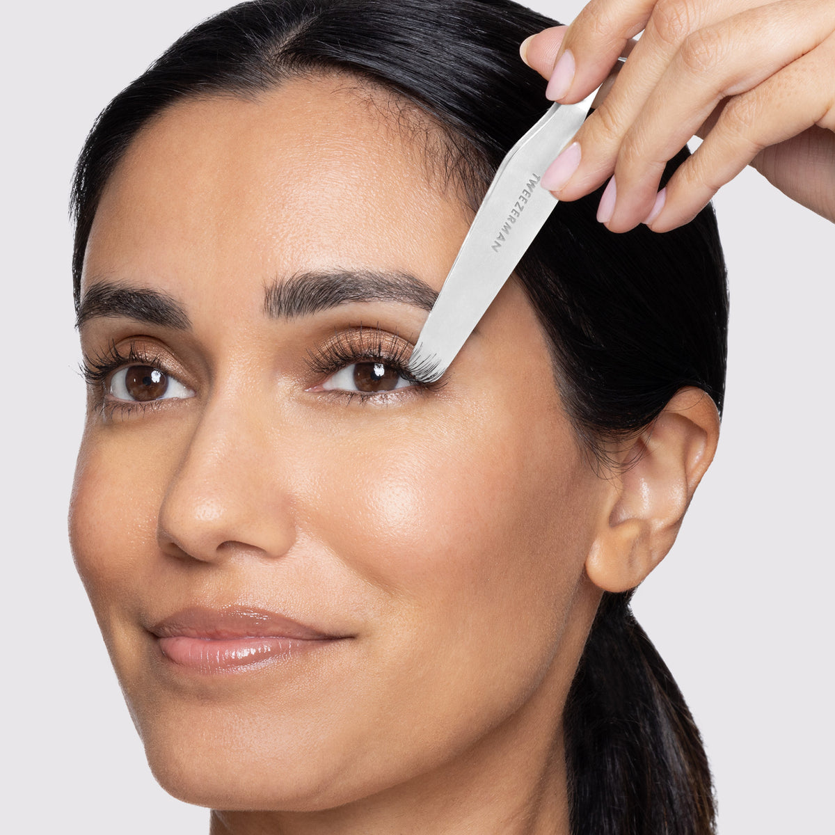 MODEL USING Wide Grip Lash Applicator