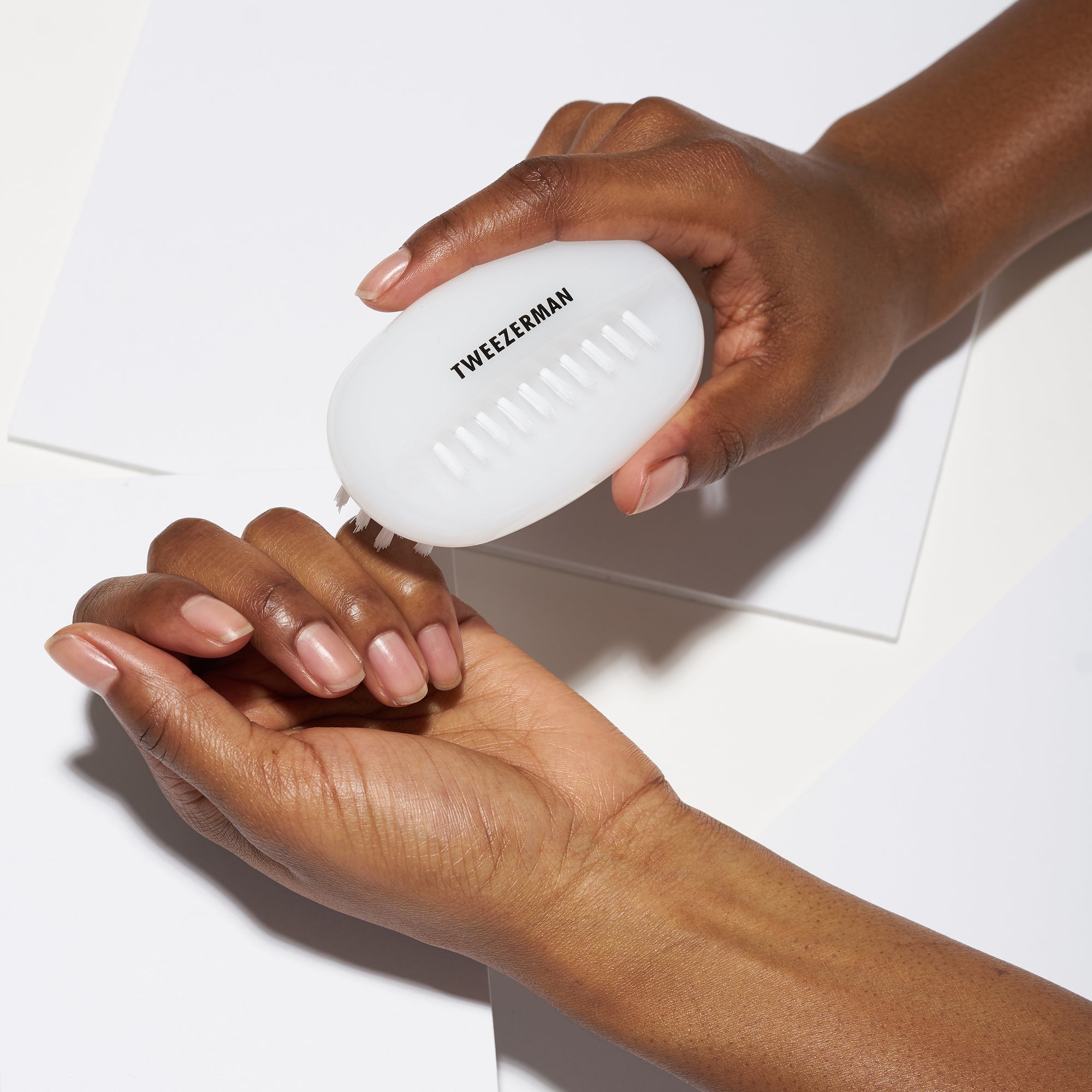 Model using short bristles on top dual nail brush