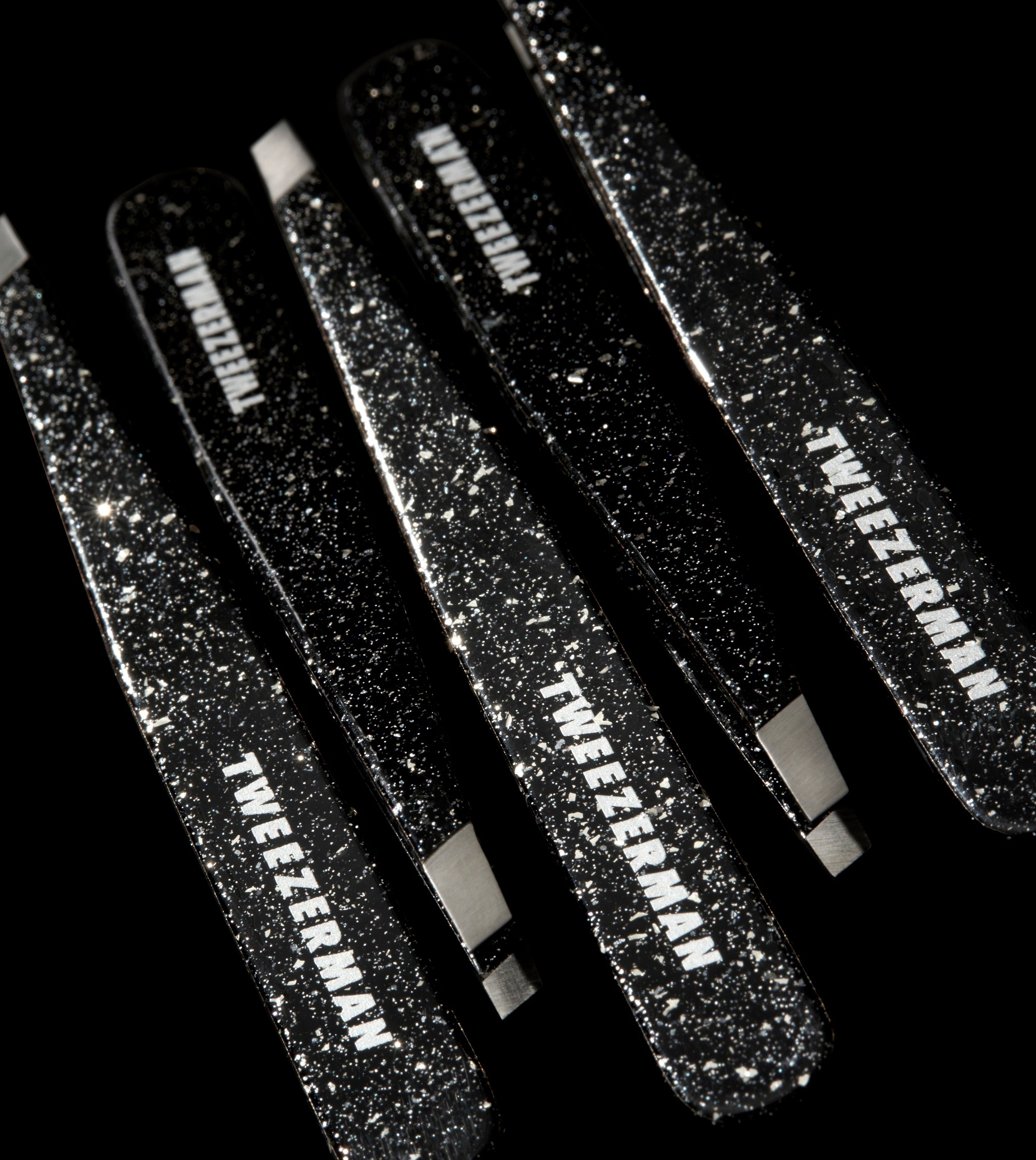 Tweezer size chart

All dimensions measured in inches and are compared to phone.

Phone is 5.78 inches tall

Full slant tweezers are 3.69 inches tall

Mini slant tweezers are 2.75 inches tall

This item can be sanitized and is vegan &amp; cruelty free.