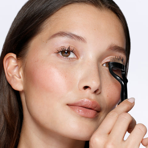 Model using Curl 60 Lashcomb