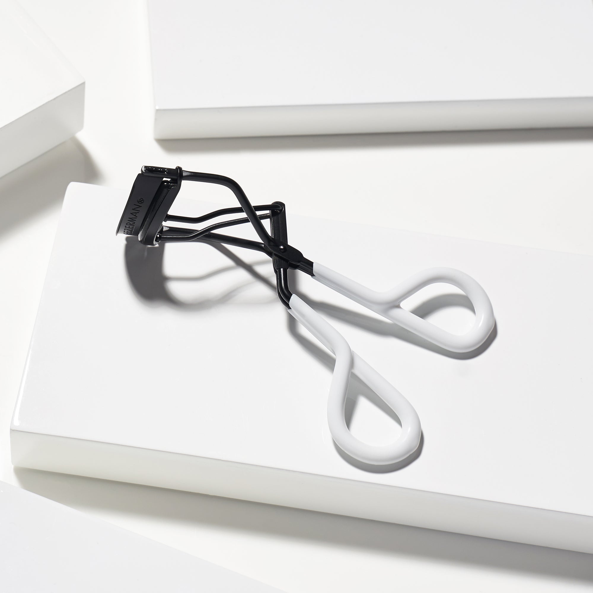 Onyx Black and white great grip eyelash curler