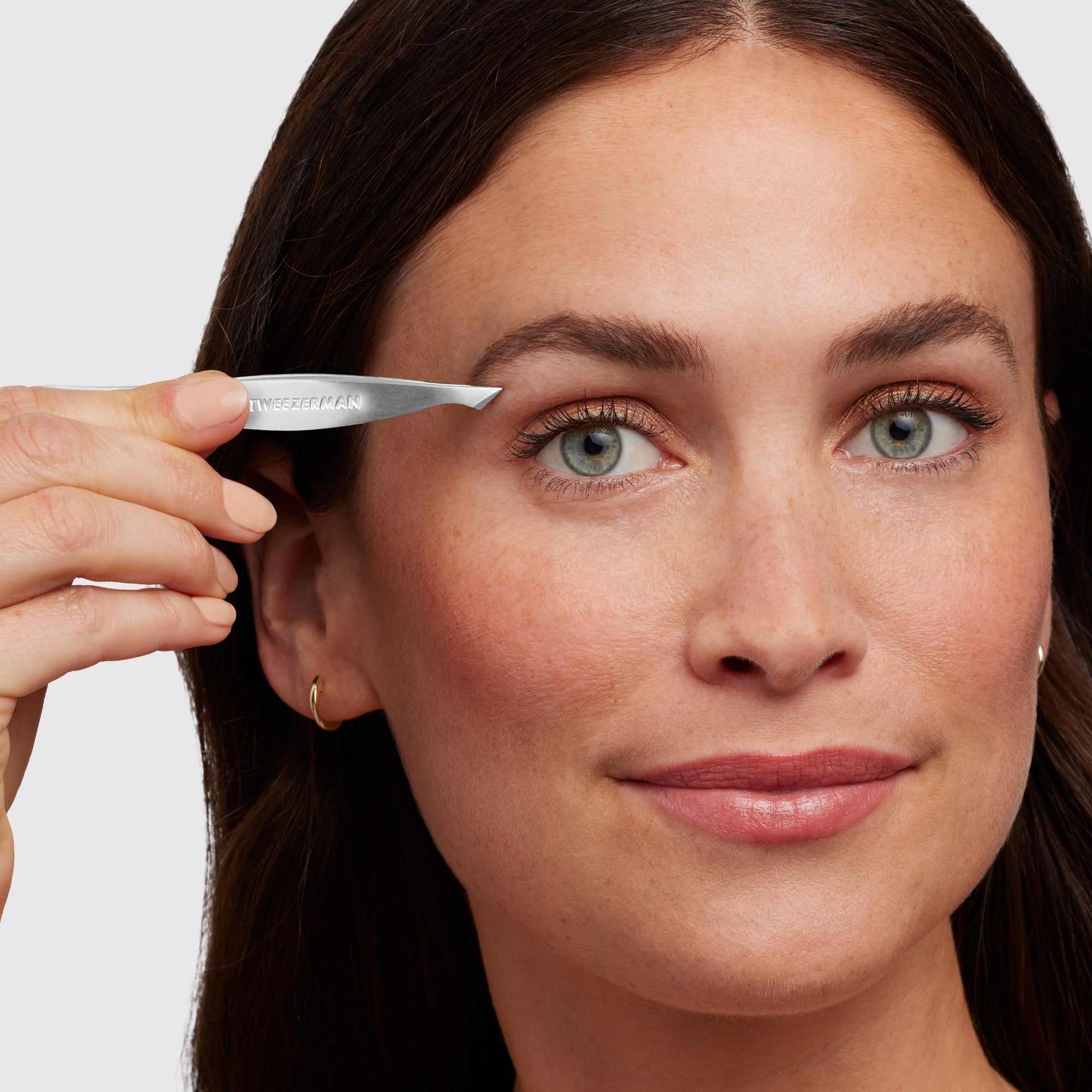 Female Model using Stainless Steel Pointed Slant Tweezer on brows