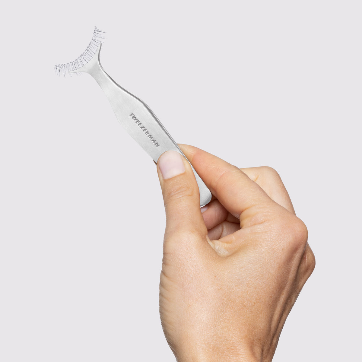 MODEL USING Wide Grip Lash Applicator